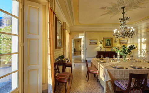 Villa Silva: Möbel, Interior Design, Stuhl, Tabelle, Esszimmer, Flooring, Decke, Holz, Zimmer, Fussboden