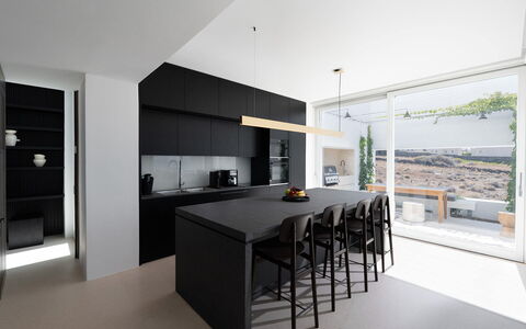 Villa Kallisti: Möbel, Interior Design, Küche, Flooring, Fussboden, Countertop, Holz, Decke, Küche & Esszimmer Tisch, Beleuchtung