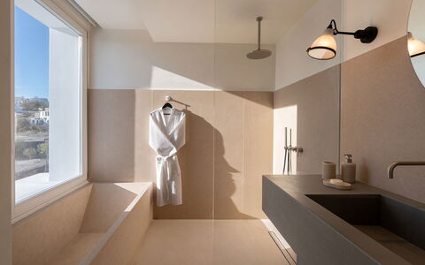 Villa Kallisti: Flooring, Wand, Interior Design, Armatur, Fussboden, Badezimmer, Badezimmerschrank, Bad Sink, Zapfhahn, Sinken