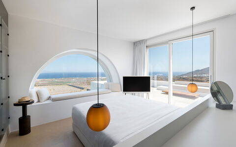 Villa Kallisti: Fussboden, Decke, Schlafzimmer, Bett, Daylighting, Bedding, Holzboden, Penthouse, Hotel, Bettdecke