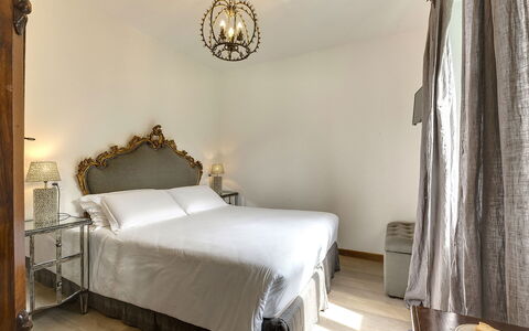 Villa Senio: Interior Design, Möbel, Schlafzimmer, Bett, Beleuchtung, Bedding, Fussboden, Zuhause, Flooring, Bettrahmen