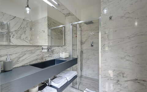 Villa Senio: Flooring, Armatur, Interior Design, Fussboden, Badezimmer, Bad Sink, Zapfhahn, Sinken, Installation, Fliese