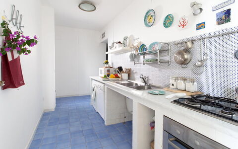 Sea Scent: Küche, Interior Design, Flooring, Countertop, Fussboden, Küchengerät, Major Appliance, Möbel, Zimmer, Herd