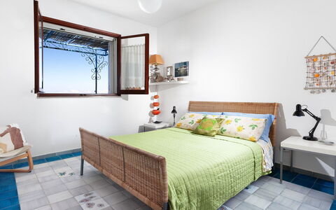 Sea Scent: Möbel, Bett, Interior Design, Schlafzimmer, Wand, Bedding, Fussboden, Flooring, Bettdecke, Holz