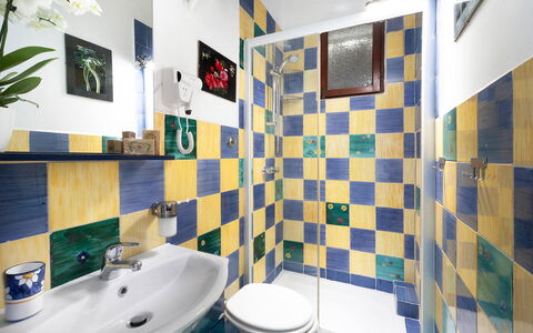 Sea Scent: Blau, Flooring, Gelb, Fussboden, Interior Design, Fliese, Badezimmer, Armatur, Toilette, Toilleten Sitz
