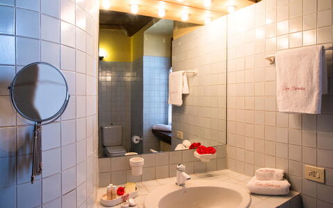 Mariuccia 1: Bad Sink, Wand, Interior Design, Armatur, Badezimmer, Flooring, Sinken, Zapfhahn, Fussboden, Installation