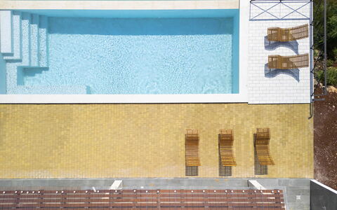 Villa Priscilla: Schwimmbad, Holz, Fussboden, Verbundwerkstoff, Schatten, Holzbeize, Resort, Hartholz, Design, Fliese
