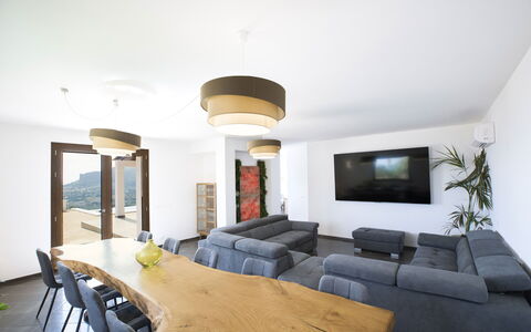 Villa Priscilla: Möbel, Interior Design, Holz, Flooring, Decke, Tabelle, Fussboden, Beleuchtung, Zimmer, Wohnzimmer
