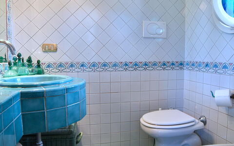Villa Birbante: Blau, Flooring, Interior Design, Fussboden, Armatur, Fliese, Badezimmer, Zapfhahn, Bad Sink, Installation