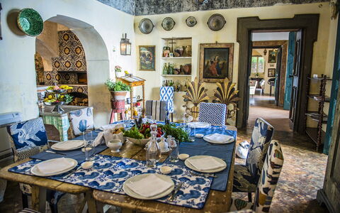 Villa San Giacomo: Möbel, Interior Design, Tabelle, Tischdecke, Esszimmer, Stuhl, Porzellan, Linens, Küche & Esszimmer Tisch, Dishware