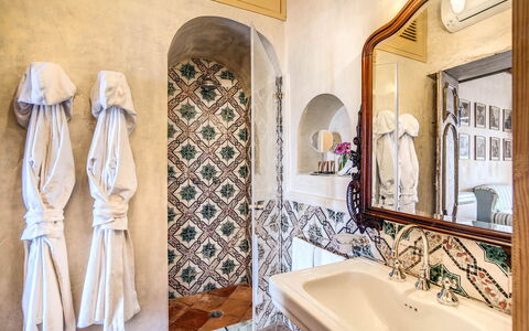 Villa San Giacomo: Flooring, Interior Design, Fussboden, Fliese, Armatur, Badezimmer, Installation, Decke, Holzbeize