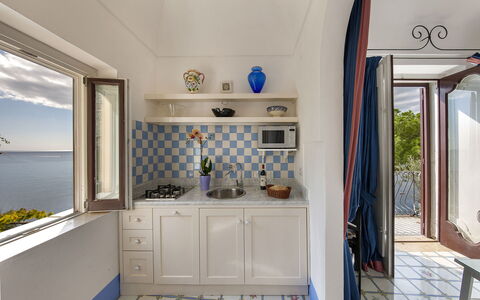 Little Mansour: Möbel, Stuhl, Fliese, Zimmerpflanze, Holzbeize, Küche & Esszimmer Tisch, Küche, Cabinetry, Countertop, Home Door