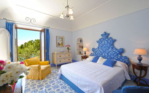 Little Mansour: Blau, Möbel, Interior Design, Schlafzimmer, Flooring, Fussboden, Beleuchtung, Linens, Tabelle, Bett