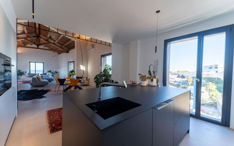 Iris House: Interior Design, Flooring, Fussboden, Möbel, Zuhause, Countertop, Küche, Beleuchtung, Decke, Küche & Esszimmer Tisch