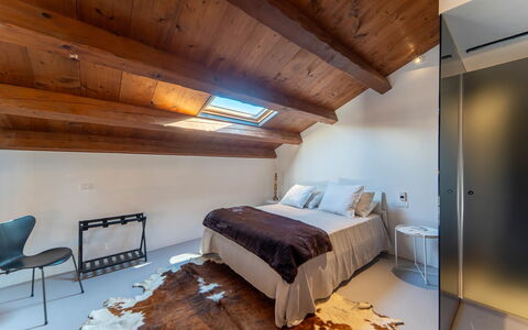 Iris House: Flooring, Holz, Fussboden, Interior Design, Decke, Holzboden, Schlafzimmer, Zimmer, Bett, Hartholz