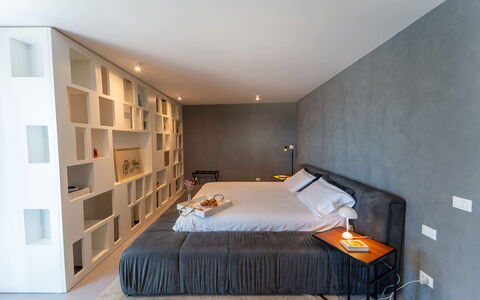 Iris House: Möbel, Bett, Interior Design, Fussboden, Flooring, Schlafzimmer, Wand, Bedding, Bettdecke, Zimmer