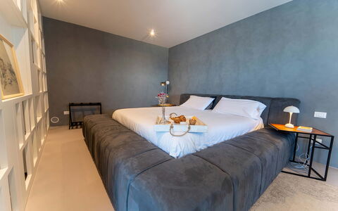 Iris House: Möbel, Bett, Interior Design, Fussboden, Schlafzimmer, Flooring, Wand, Bedding, Bettdecke, Holz