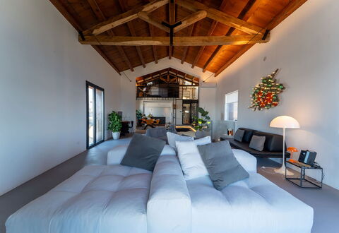 Iris House: Interior Design, Möbel, Flooring, Decke, Fussboden, Die Architektur, Zuhause, Couch, Wohnzimmer