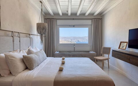 Villa Mitos: Schlafzimmer, Bett, Bedding, Möbel, Bettdecke, Interior Design, Linens, Bettrahmen, Fussboden, Kissen