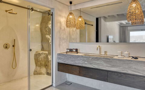 Villa Mitos: Flooring, Holz, Interior Design, Fussboden, Armatur, Beleuchtung, Decke, Badezimmer, Light Fixture, Zapfhahn