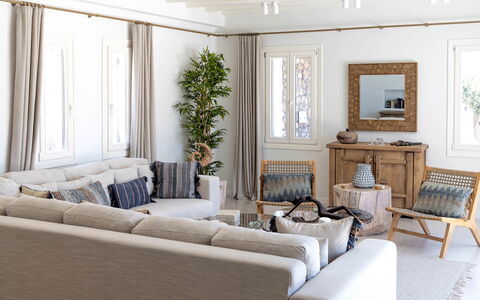 Villa Mitos: Möbel, Interior Design, Couch, Wohnzimmer, Holz, Zimmer, Zuhause, Textil, Flooring, Dekokissen
