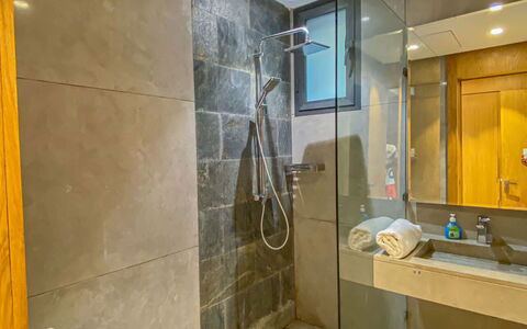 Villa Inaya: Flooring, Armatur, Fussboden, Interior Design, Badezimmer, Installation, Fliese, Toilette, Zapfhahn, Sinken