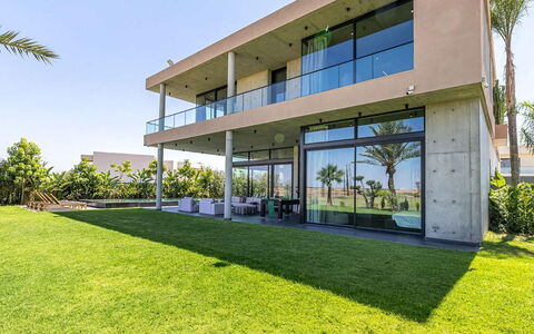 Villa Nadia: Himmel, Die Architektur, Zuhause, Estate, Schatten, Villa, Rasen, Villa, Landscaping
