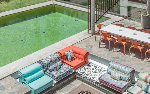 Villa Zaynab: Möbel, Gartenmöbel, Couch, Fussboden, Stuhl, Wohnzimmer, Kaffetisch, Terrasse, Design
