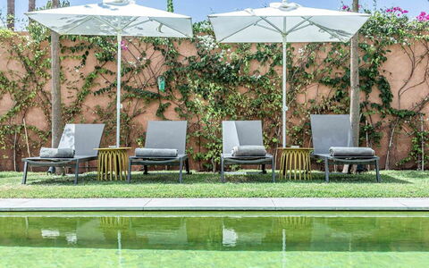 Villa Zaynab: Möbel, Gartenmöbel, Stuhl, Garten, Tisch Im Freien, Schatten, Regenschirm, Terrasse, Design, Landscaping
