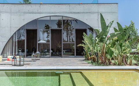Villa Zaynab: Verbundwerkstoff, Schatten, Beton, Natürliches Material, Daylighting, Design, Stuhl, Schwimmbad, Zimmerpflanze, Hof