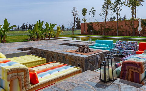 Villa Zaynab: Möbel, Flooring, Couch, Fussboden, Wohnzimmer, Stuhl, Kaffetisch, Resort, Design