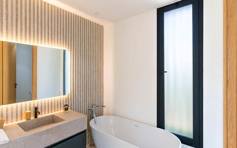 Villa Hamza: Interior Design, Badezimmer, Wand, Armatur, Flooring, Spiegel, Zapfhahn, Fussboden, Installation, Beleuchtung