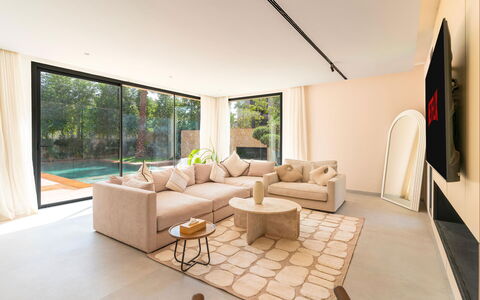 Villa Hamza: Flooring, Interior Design, Fussboden, Möbel, Couch, Wohnzimmer, Zuhause, Decke, Wohnung