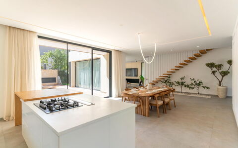 Villa Hamza: Holz, Flooring, Fussboden, Interior Design, Decke, Zuhause, Countertop, Küche, Holzboden, Küche & Esszimmer Tisch