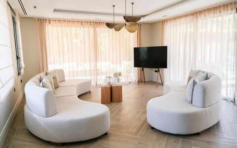 Villa Habiba: Möbel, Interior Design, Couch, Flooring, Fussboden, Wohnzimmer, Holz, Zuhause, Wohnung, Beleuchtung