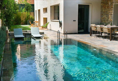 Villa Habiba: Schwimmbad, Verbundwerkstoff, Water Feature, Hinterhof, Gartenmöbel, Reflexion, Resort, Fliese, Stuhl, Flagstone