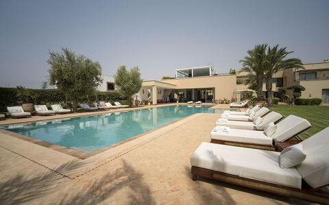 Villa Malak: Schwimmbad, Resort, Sonnenliege, Hotel, Thermae, Gartenmöbel, Schatten, Eco Hotel, Estate, Villa