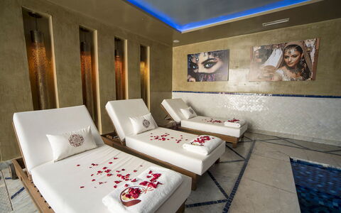 Villa Malak: Flooring, Interior Design, Fussboden, Bett, Schlafzimmer, Zimmer, Komfort, Kissen, Bedding, Hotel