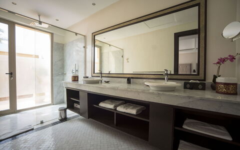 Villa Malak: Bad Sink, Armatur, Flooring, Interior Design, Badezimmer, Wand, Sinken, Countertop, Fussboden, Zapfhahn