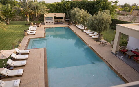 Villa Malak: Schwimmbad, Wasser, Resort, Gartenmöbel, Thermae, Water Feature, Sonnenliege, Verbundwerkstoff, Eco Hotel, Regenschirm