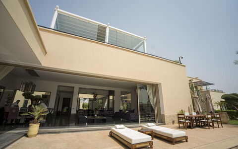 Villa Malak: Schatten, Outdoor Struktur, Stuhl, Zimmerpflanze, Hof, Balkon, Villa, Daylighting, Gartenmöbel