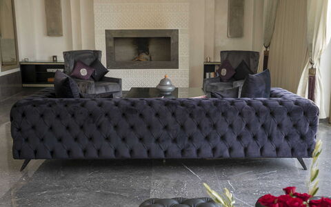 Villa Malak: Couch, Möbel, Wohnzimmer, Dekokissen, Natürliches Material, Kissen, Leder