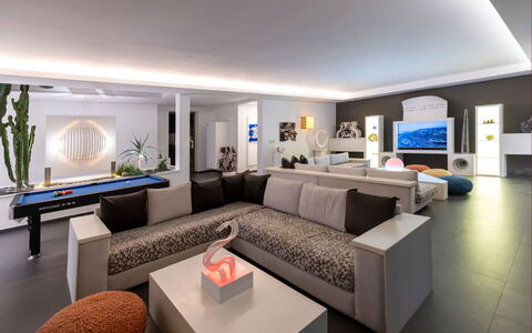 Villa Malika: Möbel, Interior Design, Couch, Flooring, Wohnung, Fussboden, Decke, Wohnzimmer, Zuhause, Beleuchtung