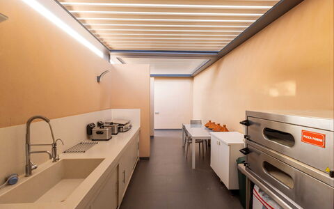 Villa Malika: Decke, Interior Design, Flooring, Fussboden, Countertop, Küche, Installation, Design, Daylighting, Stuhl