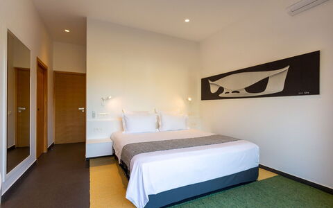 Villa Malika: Flooring, Interior Design, Fussboden, Decke, Schlafzimmer, Bett, Zimmer, Bettdecke, Bedding, Bettrahmen