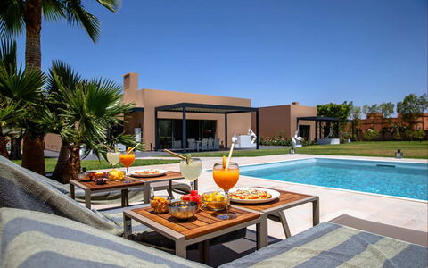 Villa Malika: Schwimmbad, Resort, Gartenmöbel, Möbel, Eco Hotel, Schatten, Freizeit, Landscaping, Estate, Garten
