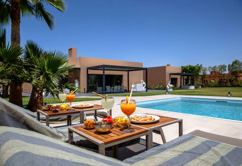 Villa Malika: Schwimmbad, Resort, Gartenmöbel, Eco Hotel, Freizeit, Schatten, Estate, Landscaping, Garten, Hazienda