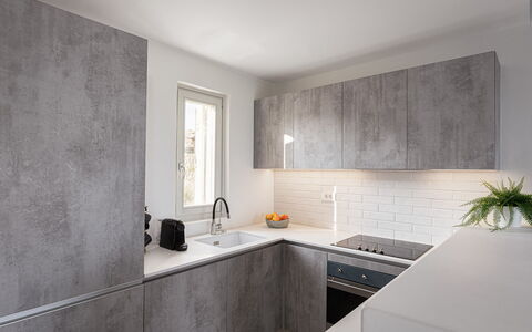 Villa Aspasia: Wand, Flooring, Countertop, Küche, Fussboden, Interior Design, Zuhause, Verbundwerkstoff, Küchengerät, Cabinetry