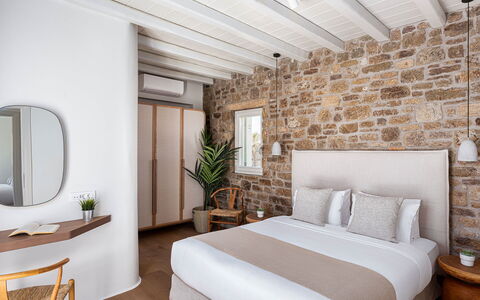Villa Aspasia: Zimmerpflanze, Lampe, Blumentopf, Villa, Hotel, Balkon
