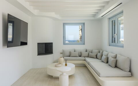 Villa Nikolas: Interior Design, Wohnung, Zuhause, Decke, Wohnzimmer, Couch, Dekokissen, Design, Kissen